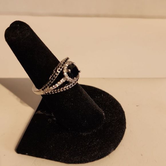 BLACK WHITE ROUND CUT RING GOTHIC - Picture 4 of 5